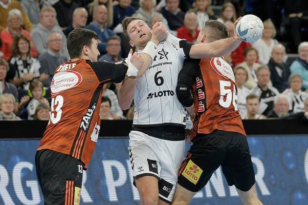 1.Handball Bundesliga THW Kiel - TSV Hannover Burgdorf, Kiel, 17.11.2019 Harald Reinkind ( Kiel, 6 ) im Zweikampf gegen Joshua Thiele ( Hannover ) und Hannes Feise ( Hannover ). Copyright: xBEAUTIFULxSPORTS DRPx