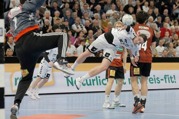 1.Handball Bundesliga THW Kiel - TSV Hannover Burgdorf, Kiel, 17.11.2019 Hendrik Pekeler ( Kiel, 61 ) beim Wurf am Kreis gegen Domenico Ebner ( Hannover ). Copyright: xBEAUTIFULxSPORTS DRPx