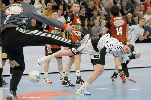 1.Handball Bundesliga THW Kiel - TSV Hannover Burgdorf, Kiel, 17.11.2019 Hendrik Pekeler ( Kiel, 61 ) beim Wurf am Kreis gegen Domenico Ebner ( Hannover ). Copyright: xBEAUTIFULxSPORTS DRPx
