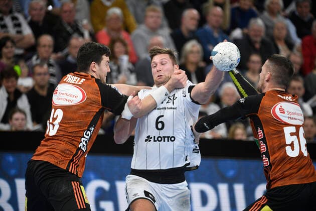 Joshua Thiele (TSV Hannover-Burgdorf) und Hannes Feise (TSV Hannover-Burgdorf) gegen Harald Reinkind (THW Kiel), Handball-Bundesliga, Liqui-Moly-HBL, Männer, 13. Spieltag, TSV Hannover-Burgdorf), 17.11.19 Kiel Sparkassen Arena Schleswig-Holstein Germany
