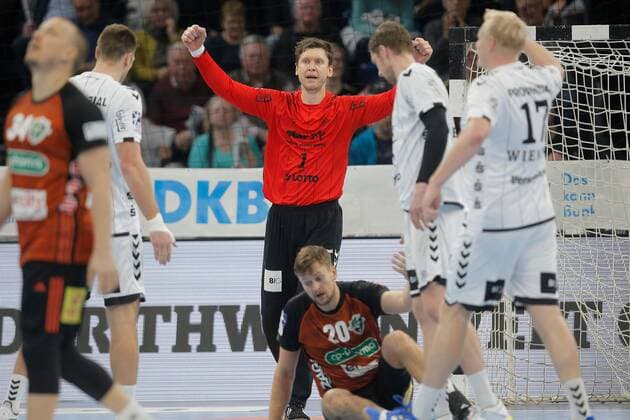 1.Handball Bundesliga THW Kiel - TSV Hannover Burgdorf, Kiel, 17.11.2019 Jubel. Torwart Niklas Landin Jacobsen ( Kiel, 1 ) jubelt nach einem gehaltenen Ball von Fabian Böhm Boehm ( Hannover ) (am Boden). Copyright: xBEAUTIFULxSPORTS DRPx