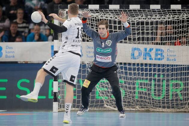 1.Handball Bundesliga THW Kiel - TSV Hannover Burgdorf, Kiel, 17.11.2019 Domenico Ebner ( Hannover ) bei einem 7-Meter von Niclas Ekberg ( Kiel, 18 ). Copyright: xBEAUTIFULxSPORTS DRPx