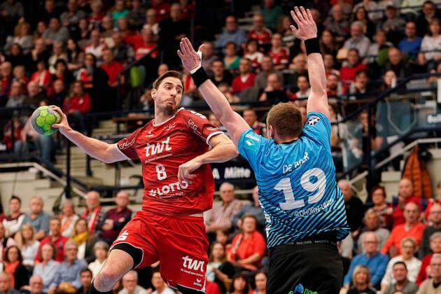 v.li.: Gunnar Dietrich (Die Eulen, 8), Luca de Boer (HSG Nordhorn, 19), beim Sprungwurf, Wurf, Torwurf, Action, Aktion, Spielszene, 17.11.2019, Ludwigshafen am Rhein (Deutschland), Handball, Bundesliga, TSG Ludwigshafen-Friesenheim (Die Eulen) - HSG Nordhorn-Lingen
