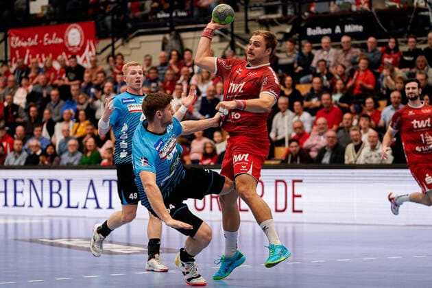 v.li.: Georg Pöhle (HSG Nordhorn, 94), Frederic Stüber (Die Eulen, 2), Zweikampf, Spielszene, Duell, duel, tackle, tackling, Dynamik, Action, Aktion, 17.11.2019, Ludwigshafen am Rhein (Deutschland), Handball, Bundesliga, TSG Ludwigshafen-Friesenheim (Die Eulen) - HSG Nordhorn-Lingen