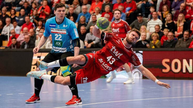 v.li.: Philipp Vorlicek (HSG Nordhorn, 20), Kai Dippe (Die Eulen, 43), beim Sprungwurf, Wurf, Torwurf, Action, Aktion, Spielszene, 17.11.2019, Ludwigshafen am Rhein (Deutschland), Handball, Bundesliga, TSG Ludwigshafen-Friesenheim (Die Eulen) - HSG Nordhorn-Lingen