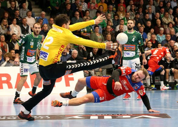 17.11.2019, Deutschland, Göppingen, Handball Bundesliga Saison 2019 2020 FRISCH AUF! Göppingen vs. HBW Balingen Weilstetten: v.l. Daniel Rebmann (FAG), Marcel Niemeyer (HBW)