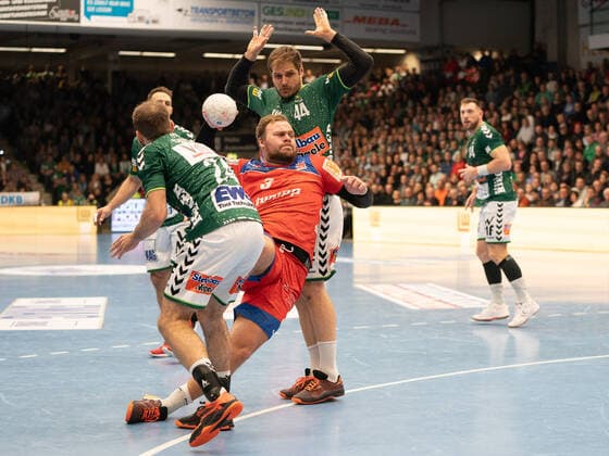 Marcel Niemeyer (HBW Balingen-Weilstetten 03) gegen Marcel Schiller (Frisch Auf Goeppingen 24) und Kresimir Kozina (Frisch Auf Goeppingen 44), Frisch Auf Göppingen vs. HBW Balingen-Weilstetten, 1. Bundesliga, Handball, Herren, 17.11.2019 Frisch Auf Göppingen vs. HBW Balingen-Weilstetten, 1. Bundesliga, Handball, Herren, 17.11.2019 Göppingen Copyright: xSchmidtx Eibner-Pressefotox EP_mst