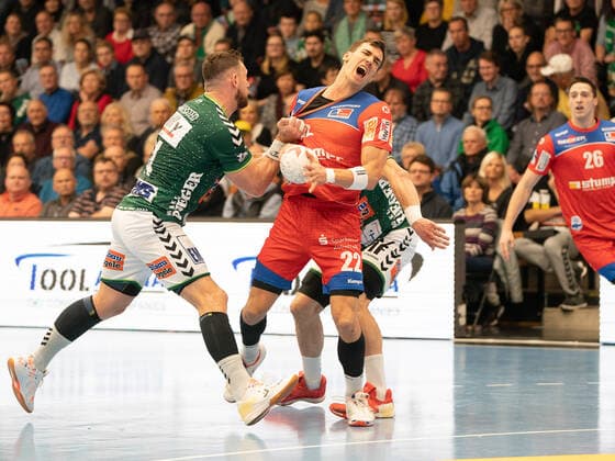 Jona Schoch (HBW Balingen-Weilstetten 22) gegen Jacob Bagersted (Frisch Auf Goeppingen 14), Frisch Auf Göppingen vs. HBW Balingen-Weilstetten, 1. Bundesliga, Handball, Herren, 17.11.2019 Frisch Auf Göppingen vs. HBW Balingen-Weilstetten, 1. Bundesliga, Handball, Herren, 17.11.2019 Göppingen Copyright: xSchmidtx Eibner-Pressefotox EP_mst