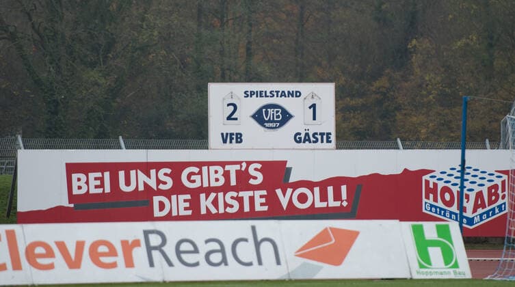 Fußball, Stadiongeschichte VfB Oldenburg GER, Regionalliga Nord, VfB Oldenburg vs Holstein Kiel II U23 17.11.2019, Marschwegstadion, Oldenburg, GER,RL Nord, VfB Oldenburg vs Holstein Kiel II U23, im Bild die Anzeigentafel mit dem Endstand 2 zu 1 gewinnt der VfB gegen die u23 von Holstein Kiel Anzeigentafel