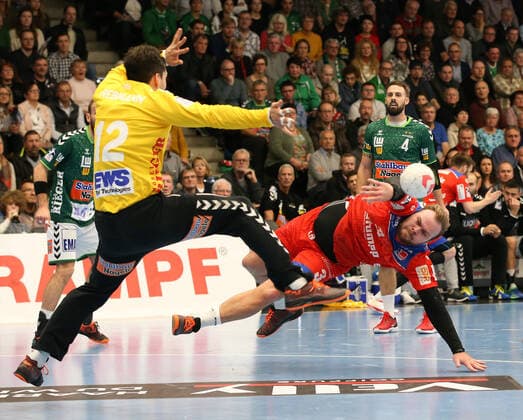 17.11.2019, Deutschland, Göppingen, Handball Bundesliga Saison 2019 2020 FRISCH AUF! Göppingen vs. HBW Balingen Weilstetten: v.l. Daniel Rebmann (FAG), Marcel Niemeyer (HBW)