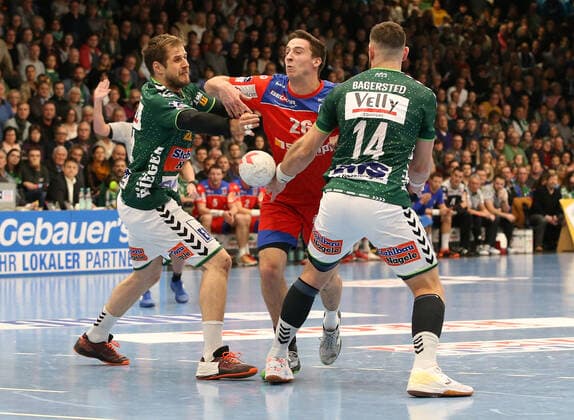 17.11.2019, Deutschland, Göppingen, Handball Bundesliga Saison 2019 2020 FRISCH AUF! Göppingen vs. HBW Balingen Weilstetten: v.l. Kresimir Kozina (FAG), Lukas Saueressig (HBW), Jacob Bagersted (FAG)