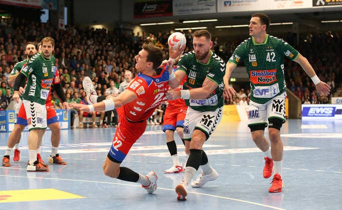 17.11.2019, Deutschland, Göppingen, Handball Bundesliga Saison 2019 2020 FRISCH AUF! Göppingen vs. HBW Balingen Weilstetten: mitte v.l. Jona Schoch (HBW), Jacob Bagersted (FAG)