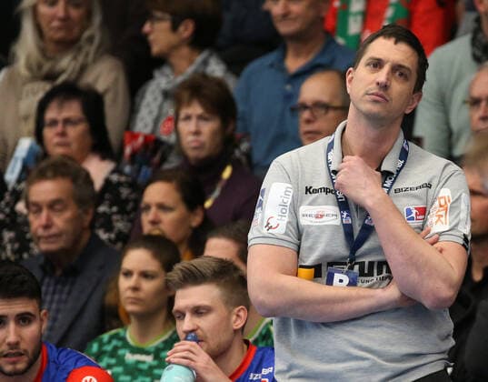 17.11.2019, Deutschland, Göppingen, Handball Bundesliga Saison 2019 2020 FRISCH AUF! Göppingen vs. HBW Balingen Weilstetten: HBW Trainer Jens Bürkle