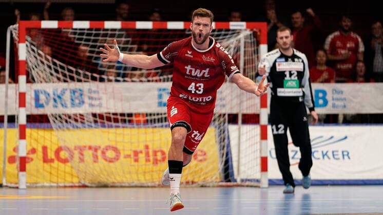 Kai Dippe (Die Eulen, 43), jubelt über ein Tor, Jubel, Torjubel, Torerfolg, celebrate the goal, goal, celebration, Jubel ueber das Tor, optimistisch, Spielszene, Highlight, Einzelbild, Action, Aktion, 17.11.2019, Ludwigshafen am Rhein (Deutschland), Handball, Bundesliga, TSG Ludwigshafen-Friesenheim (Die Eulen) - HSG Nordhorn-Lingen
