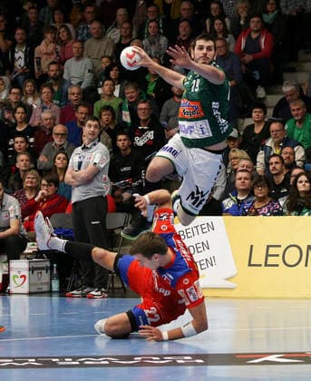 17.11.2019, Deutschland, Göppingen, Handball Bundesliga Saison 2019 2020 FRISCH AUF! Göppingen vs. HBW Balingen Weilstetten: v.l. Jona Schoch (HBW), Ivan Sliskovic (FAG)