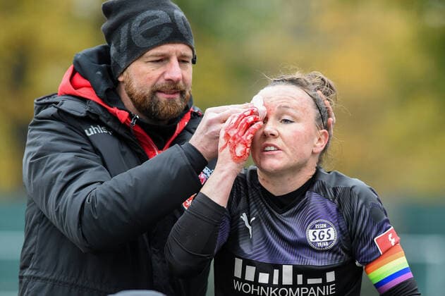 Bilder des Jahres 2019, Sport 11 November Sport Themen der Woche KW46 Marina Hegering (SGS, 27) verletzt nach einem Zusammenprall mit Eunice Beckmann (Köln, 11) nicht im Bild, not picturedmit Schmerzen, racked with pain, 17.11.2019, Köln (Deutschland), Fussball, DFB-Pokal Frauen, Achtelfinale, 1. FC Köln - SGS Essen, DFB DFL REGULATIONS PROHIBIT ANY USE OF PHOTOGRAPHS AS IMAGE SEQUENCES AND OR QUASI-VIDEO. *** Marina Hegering SGS, 27 injured after a collision with Eunice Beckmann Cologne, 11 not in picture, not picturedmit pain, racked with pain, 17 11 2019, Cologne Germany , Football, DFB Cup Women, Round of 16, 1 FC Cologne SGS Essen, DFB DFL REGULATIONS PROHIBIT ANY USE OF PHOTOGRAPHS AS IMAGE SEQUENCES AND OR QUASI VIDEO xmhx