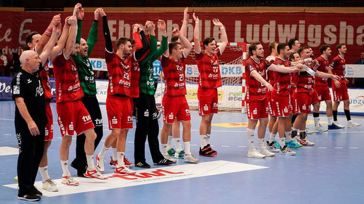 Spieler der TSG Ludwigshafen-Friesenheim (Die Eulen), Jubel nach dem Schlusspfiff, Sieg, Sieger, Gewinner, jubelt, jubeln, Freude, optimistisch, Highlight, Action, Aktion, 17.11.2019, Ludwigshafen am Rhein (Deutschland), Handball, Bundesliga, TSG Ludwigshafen-Friesenheim (Die Eulen) - HSG Nordhorn-Lingen