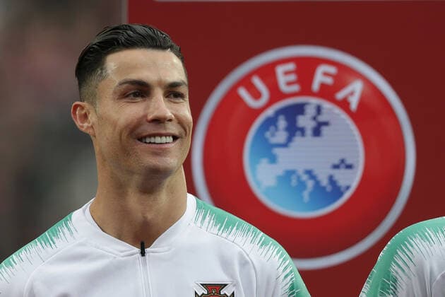 Fussball EM Qualifikation 2019 - 2020 17.11.2019, Fussball Länderspiel, Laenderspiel, EM Qualifikation, 2019-2020, Gruppe B, Spieltag 8, Luxemburg, Stade Josy Barthel, Luxemburg (LUX) - Portugal (POR) vl: Ronaldo, Cristiano Ronaldo, CR7 (POR, Portugal 6) Portrait kurios mit UEFA Logo 