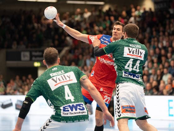 Jona Schoch (HBW Balingen-Weilstetten 22) gegen Kresimir Kozina (Frisch Auf Goeppingen 44), Frisch Auf Göppingen vs. HBW Balingen-Weilstetten, 1. Bundesliga, Handball, Herren, 17.11.2019 Frisch Auf Göppingen vs. HBW Balingen-Weilstetten, 1. Bundesliga, Handball, Herren, 17.11.2019 Göppingen Copyright: xEibner-Pressefotox EP_mst