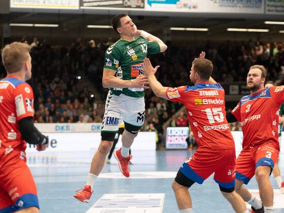 Nemanja Zelenovic (Frisch Auf Goeppingen 42) gegen Martin Strobel (HBW Balingen-Weilstetten 15), Frisch Auf Göppingen vs. HBW Balingen-Weilstetten, 1. Bundesliga, Handball, Herren, 17.11.2019 Frisch Auf Göppingen vs. HBW Balingen-Weilstetten, 1. Bundesliga, Handball, Herren, 17.11.2019 Göppingen Copyright: xEibner-Pressefotox EP_mst