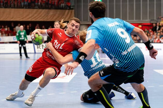 v.li.: Jerome Müller (Die Eulen, 27), Patrick Miedema (HSG Nordhorn, 10), Pavel Mickal (HSG Nordhorn, 9), Zweikampf, Spielszene, Duell, duel, tackle, tackling, Dynamik, Action, Aktion, 17.11.2019, Ludwigshafen am Rhein (Deutschland), Handball, Bundesliga, TSG Ludwigshafen-Friesenheim (Die Eulen) - HSG Nordhorn-Lingen