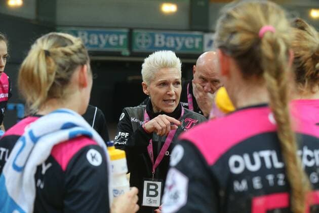 Edina Rott (TuS) gibt Anweisungen Bayer Leverkusen - Tussies Metzingen Copyright: xEibner-Pressefotox EP_mis