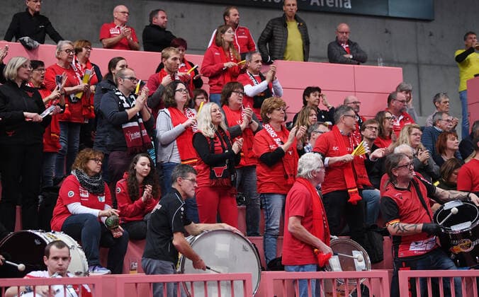 Volleyball 1. Bundesliga Saison 2019 2020 17.11.2019 TV Rottenburg - Volleyball Bisons Buehl Fans der Volleyball Bisons Buehl in der Paul Horn Arena *** Volleyball 1 Bundesliga Season 2019 2020 17 11 2019 TV Rottenburg Volleyball Bisons Buehl Fans of Volleyball Bisons Buehl in the Paul Horn Arena