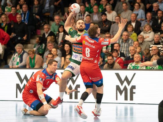 Tim Kneule (Frisch Auf Goeppingen 04) gegen Gregor Thomann (HBW Balingen-Weilstetten 08) und Romas Kirveliavicius (HBW Balingen-Weilstetten 05), Frisch Auf Göppingen vs. HBW Balingen-Weilstetten, 1. Bundesliga, Handball, Herren, 17.11.2019 Frisch Auf Göppingen vs. HBW Balingen-Weilstetten, 1. Bundesliga, Handball, Herren, 17.11.2019 Göppingen Copyright: xEibner-Pressefotox EP_mst