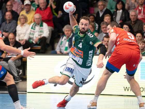 Tim Kneule (Frisch Auf Goeppingen 04) gegen Romas Kirveliavicius (HBW Balingen-Weilstetten 05), Frisch Auf Göppingen vs. HBW Balingen-Weilstetten, 1. Bundesliga, Handball, Herren, 17.11.2019 Frisch Auf Göppingen vs. HBW Balingen-Weilstetten, 1. Bundesliga, Handball, Herren, 17.11.2019 Göppingen Copyright: xEibner-Pressefotox EP_mst