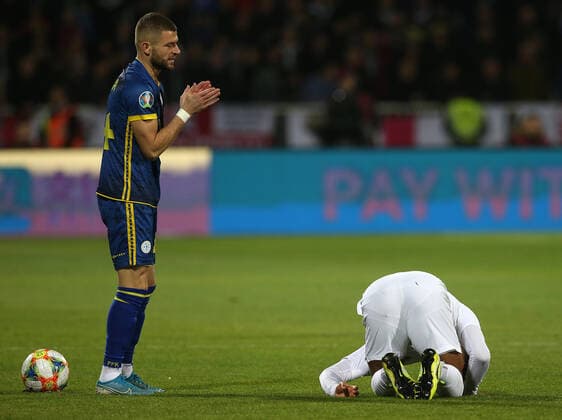 Kosovo v England UEFA EURO, EM, Europameisterschaft,Fussball 2020 Qualifiers Alex Oxlade-Chamberlain of England is fouled by Valon Berisha of Kosovo during the UEFA Euro 2020 Qualifiers match at Fadil Vokrri Stadium, Prishtina Content Not Available For UK Newspapers Copyright: xPaulxChestertonx FIL-13875-0031