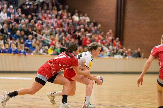 1. FSV Mainz 05 - HSG Bensheim-Auerbach,17.11.2019,GER, im Lisa Friedberger,(HSG Bensheim-Auerbach, 17)Alicia Soffel,(1.FSV Mainz05, 13), Scherbaum Eibner-Pressefoto GER,Handball, 1. BL Frauen,7. Spieltag, 17.11.2019, Sporthalle Wiesbaden, Klarenthaler Str., Wiesbaden Copyright: xUlrichxScherbaum Eibner-Pressefotox EP_usm