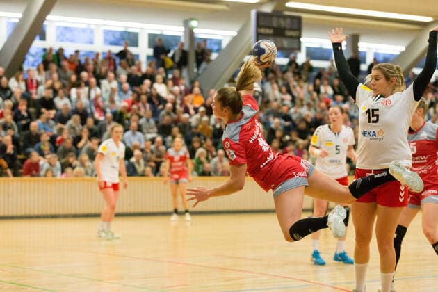 1. FSV Mainz 05 - HSG Bensheim-Auerbach,17.11.2019,GER, im Elisa Stuttfeld,(HSG Bensheim-Auerbach, 9),Larissa Platen,(1.FSV Mainz05, 15), Scherbaum Eibner-Pressefoto GER,Handball, 1. BL Frauen,7. Spieltag, 17.11.2019, Sporthalle Wiesbaden, Klarenthaler Str., Wiesbaden Copyright: xUlrichxScherbaum Eibner-Pressefotox EP_usm