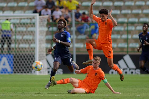 Fußball, U17 WM, Niederlande - Frankreich Sub 17 Holanda e França BRASÍLIA, DF - 17.11.2019: SUB 17 HOLANDA E FRANÇA - Nathanael Mbuku, Anass Salah Eddine and Ki-jana Hoever during Under 17 Netherlands and France. Match valid for the 3rd place match in the FIFA U17, U 17 World Cup. Bezerrão Stadium. Brasilia DF. (Photo: Reinaldo Reginato Fotoarena) x1833260x  ReinaldoxReginato