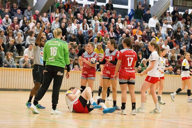 1. FSV Mainz 05 - HSG Bensheim-Auerbach,17.11.2019,GER, im foul an Janka Bauer,(1.FSV Mainz05, 5), rechts, Isabell Hurst,(HSG Bensheim-Auerbach, 5),Sarah van Gulik,Lisa Friedberger,(HSG Bensheim-Auerbach, 17) Scherbaum Eibner-Pressefoto GER,Handball, 1. BL Frauen,7. Spieltag, 17.11.2019, Sporthalle Wiesbaden, Klarenthaler Str., Wiesbaden Copyright: xUlrichxScherbaum Eibner-Pressefotox EP_usm