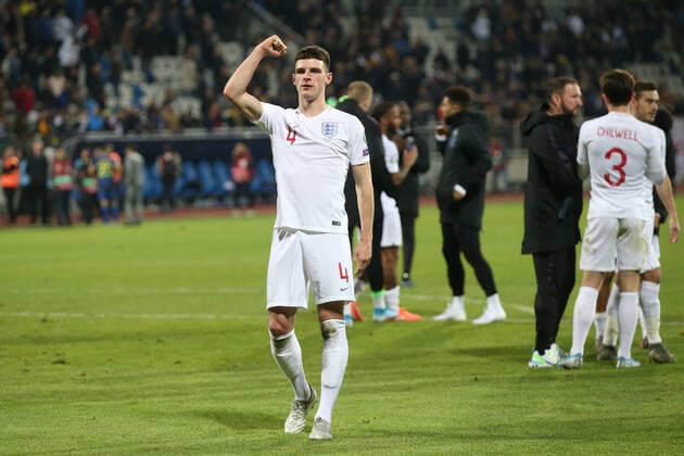 Kosovo v England UEFA EURO, EM, Europameisterschaft,Fussball 2020 Qualifiers Declan Rice of England acknowledges the travelling fans at the end of the UEFA Euro 2020 Qualifiers match at Fadil Vokrri Stadium, Prishtina Content Not Available For UK Newspapers Copyright: xPaulxChestertonx FIL-13875-0089