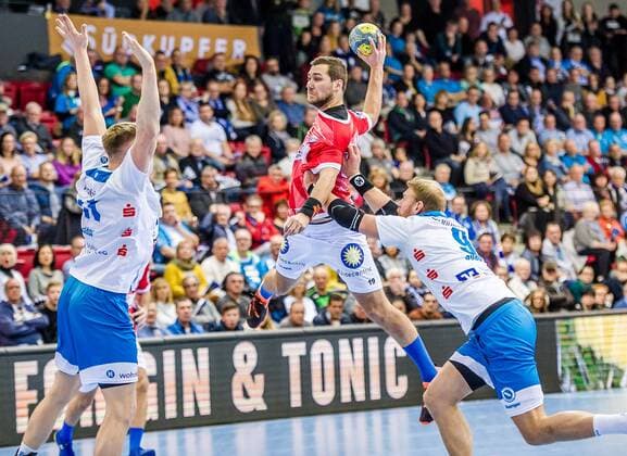Loenn, Adam (TVB Stuttgart 11) Tomas Babak (Bergischer HC 19) Spaeth, Manuel (TVB Stuttgart 9) beim Spiel in der Handball Bundesliga, TVB 1898 Stuttgart - Bergischer HC. Stuttgart. 17.11.19 Handball 13. Spieltag , Stuttgart Baden Wuerttemberg Deutschland