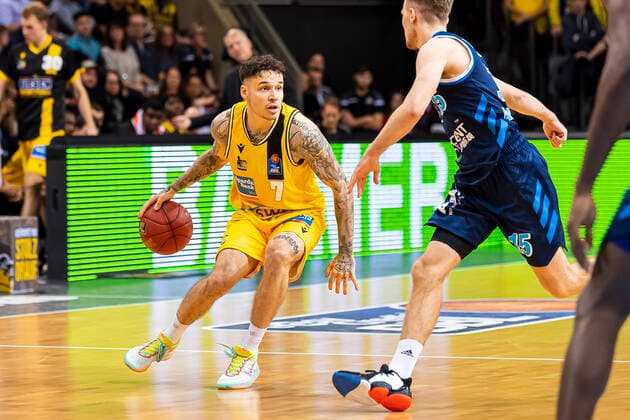 Ludwigsburg, Deutschland 17. November 2019: BBL- 19 20 - MHP Riesen Ludwigsburg vs. ALBA Berlin Konstantin Konga (Ludwigsburg), Martin Hermannsson (Alba Berlin) Ludwigsburg MHP Arena Baden-Württemberg Deutschland