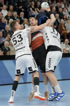1.Handball Bundesliga THW Kiel - TSV Hannover Burgdorf, Kiel, 17.11.2019 Kein Durchkommen . Nejc Cehte ( Hannover ) wird im Zweikampf gegen Nikola Bilyk ( Kiel, 53 ) und Patrick Wiencek ( Kiel, 17 ) gestoppt . Copyright: xBEAUTIFULxSPORTS DRPx