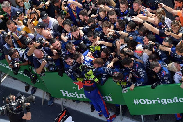FORMULA 1 HEINEKEN GRANDE PRÃäMIO DO BRASIL 2019 17.11.2019, Autodromo Jose Carlos Pace, Interlagos, FORMULA 1 HEINEKEN GRANDE PRÃäMIO DO BRASIL 2019 , im Bild Pierre Gasly (FRA 10), Red Bull Toro Rosso Honda feiert mit seinem Team seinen 2.Platz
