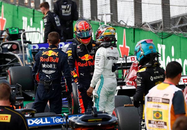 FORMULA 1 HEINEKEN GRANDE PRÃäMIO DO BRASIL 2019 17.11.2019, Autodromo Jose Carlos Pace, Interlagos, FORMULA 1 HEINEKEN GRANDE PRÃäMIO DO BRASIL 2019 , im Bild Lewis Hamilton (GB 44), Mercedes-AMG Petronas Motorsport entschuldigt sich bei Alexander Albon (GBR 23), Aston Martin Red Bull Racing