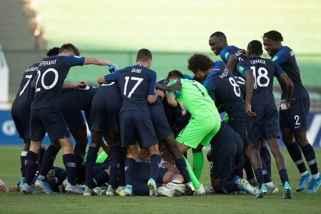 French players celebrate after beating Netherlands 3-1 after the match for third place in the U-17 FIFA World Cup, WM, Weltmeisterschaft, Fussball between France and Netherlands, in Gama, Brazil, 17 November 2019. U-17 FIFA World Cup in Brazil !ACHTUNG: NUR REDAKTIONELLE NUTZUNG!  Copyright: xJoedsonxAlvesx AME6331 20191117-637096226381857067
