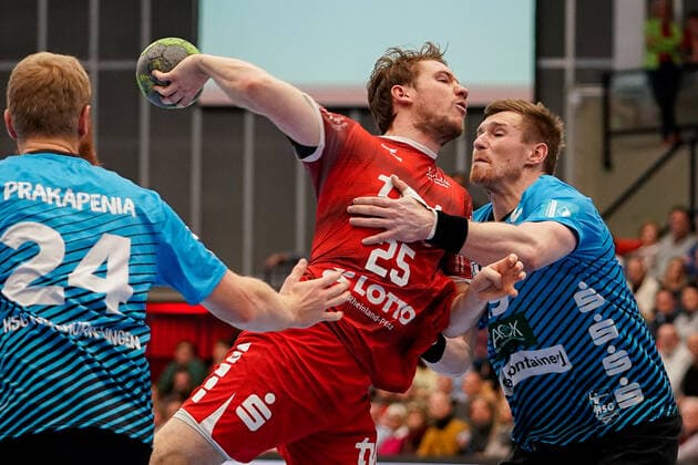 v.li.: Anton Prakapenia (HSG Nordhorn, 24), Dominik Mappes (Die Eulen, 25), Luca de Boer (HSG Nordhorn, 19), Zweikampf, Spielszene, Duell, duel, tackle, tackling, Dynamik, Action, Aktion, 17.11.2019, Ludwigshafen am Rhein (Deutschland), Handball, Bundesliga, TSG Ludwigshafen-Friesenheim (Die Eulen) - HSG Nordhorn-Lingen