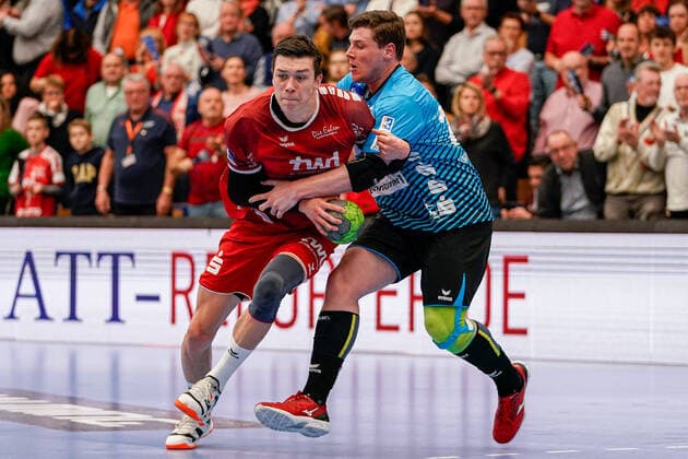 v.li.: Azat Valiullin (Die Eulen, 55), Philipp Vorlicek (HSG Nordhorn, 22), Zweikampf, Spielszene, Duell, duel, tackle, tackling, Dynamik, Action, Aktion, 17.11.2019, Ludwigshafen am Rhein (Deutschland), Handball, Bundesliga, TSG Ludwigshafen-Friesenheim (Die Eulen) - HSG Nordhorn-Lingen