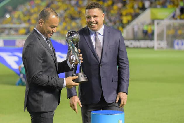 Fußball, U17 WM Finale, Brasilien - Mexiko Sub 17 Mexico e Brasil BRASÍLIA, DF - 17.11.2019: SUB 17 MEXICO E BRASIL - Cafu and Ronaldo with the FIFA U17, U 17 World Cup. Bezerrão Stadium. Brasilia DF. (Photo: Reinaldo Reginato Fotoarena) x1833593x  ReinaldoxReginato