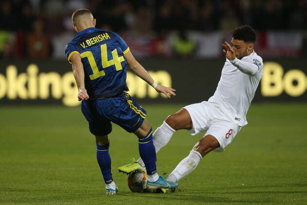 Kosovo v England UEFA EURO, EM, Europameisterschaft,Fussball 2020 Qualifiers Valon Berisha of Kosovo and Alex Oxlade-Chamberlain of England in action during the UEFA Euro 2020 Qualifiers match at Fadil Vokrri Stadium, Prishtina Content Not Available For UK Newspapers Copyright: xPaulxChestertonx FIL-13875-0154