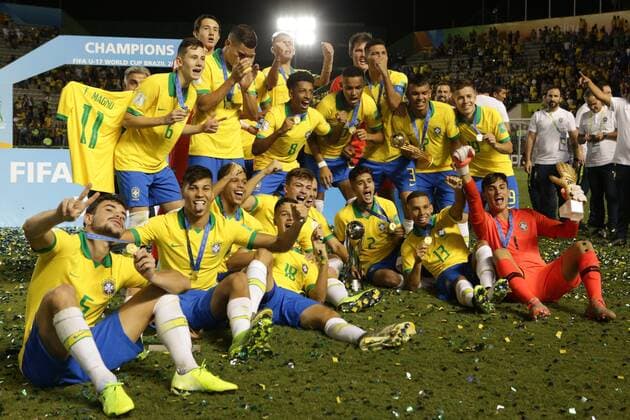 Brazilian players celebrate after winning the FIFA U 17 World Cup after defeating Mexico in the final, at the Bezerrao stadium in Gama, Brazil, 17 November 2019. Final: Brazil vs. Mexico !ACHTUNG: NUR REDAKTIONELLE NUTZUNG!  Copyright: xAndrexCoelhox AME6546 20191118-637096396556834392