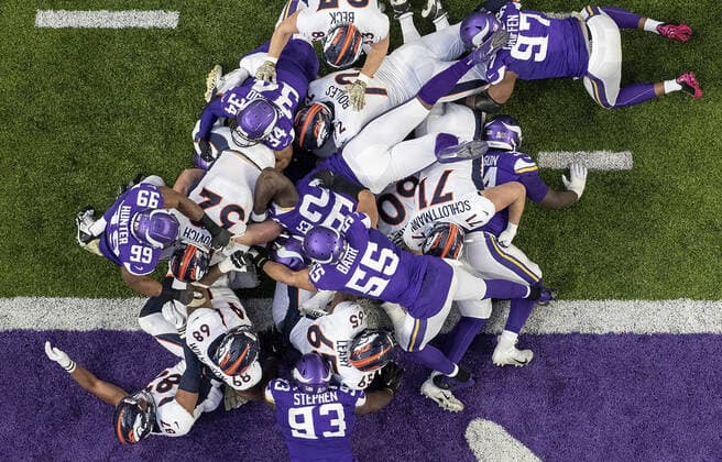 Bilder des Jahres 2019, Sport 11 November Sport Themen der Woche KW46 November 17, 2019, Minneapolis, MN, USA: Andy Janovich (32) of the Denver Broncos scores on a 1-yard touchdown run in the second quarter against the Minnesota Vikings on Sunday, Nov. 17, 2019 at U.S. Bank Stadium in Minneapolis, Minn. Denver Broncos vs. Minnesota Vikings - ZUMAm67_ 20191117_zaf_m67_113 Copyright: xCarlosxGonzalezx