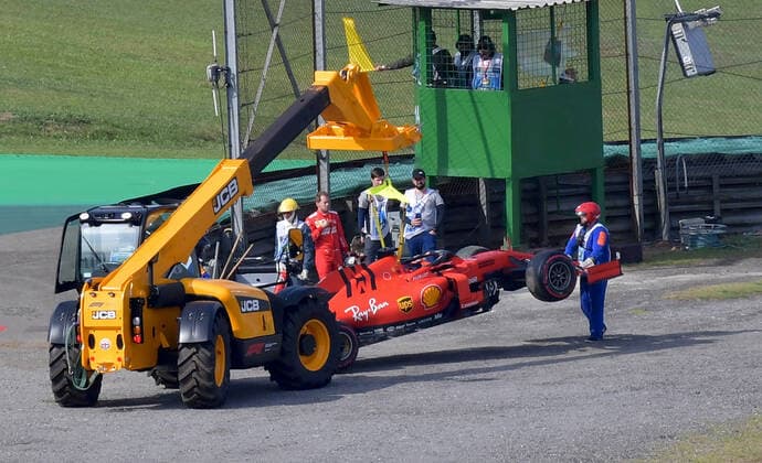 FORMULA 1 HEINEKEN GRANDE PRÃäMIO DO BRASIL 2019 17.11.2019, Autodromo Jose Carlos Pace, Interlagos, FORMULA 1 HEINEKEN GRANDE PRÃäMIO DO BRASIL 2019 , im Bild Sebastian Vettel (GER 5), Scuderia Ferrari Mission Winnow fällt mit Reifenschaden nach der Kollision mit Charles Leclerc (MCO 16), Scuderia Ferrari Mission Winnow aus
