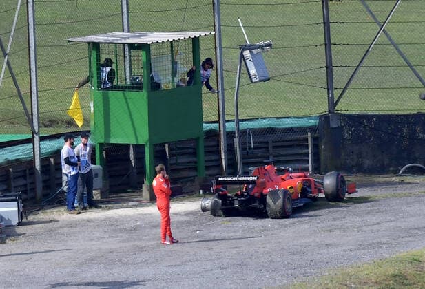 FORMULA 1 HEINEKEN GRANDE PRÃäMIO DO BRASIL 2019 17.11.2019, Autodromo Jose Carlos Pace, Interlagos, FORMULA 1 HEINEKEN GRANDE PRÃäMIO DO BRASIL 2019 , im Bild Sebastian Vettel (GER 5), Scuderia Ferrari Mission Winnow fällt mit Reifenschaden nach der Kollision mit Charles Leclerc (MCO 16), Scuderia Ferrari Mission Winnow aus