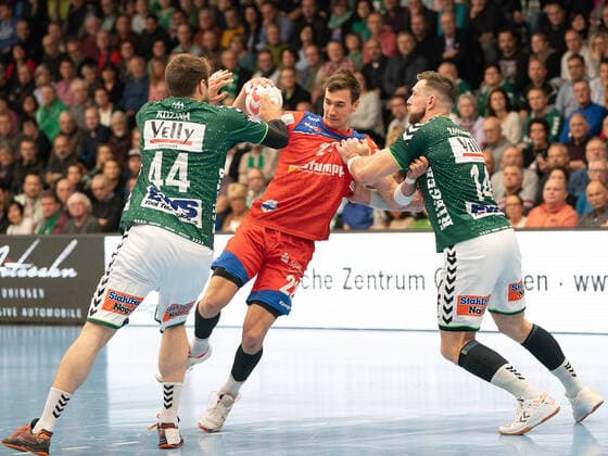 Jona Schoch (HBW Balingen-Weilstetten 22) gegen Kresimir Kozina (Frisch Auf Goeppingen 44) und Jacob Bagersted (Frisch Auf Goeppingen 14), Frisch Auf Göppingen vs. HBW Balingen-Weilstetten, 1. Bundesliga, Handball, Herren, 17.11.2019 Frisch Auf Göppingen vs. HBW Balingen-Weilstetten, 1. Bundesliga, Handball, Herren, 17.11.2019 Göppingen Copyright: xEibner-Pressefotox EP_mst